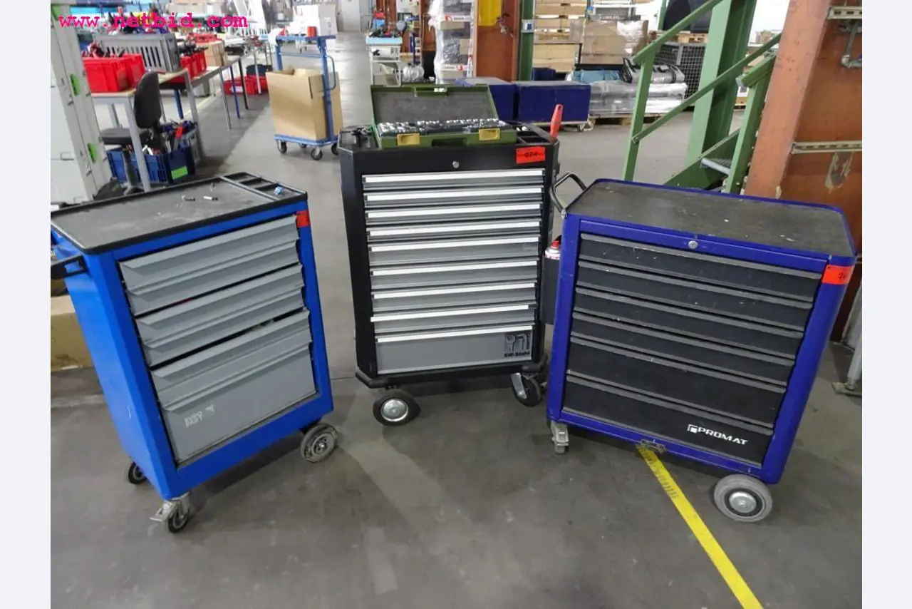 Fahrzeuge und gepflegte Betriebsausstattung-1