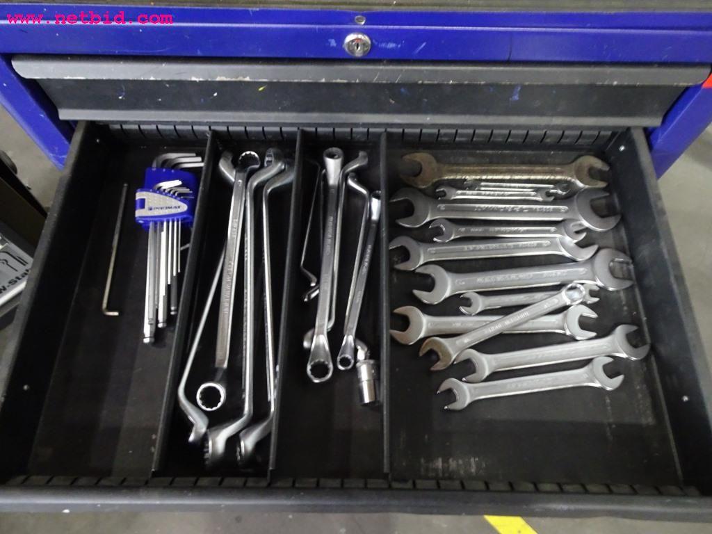 Fahrzeuge und gepflegte Betriebsausstattung-2