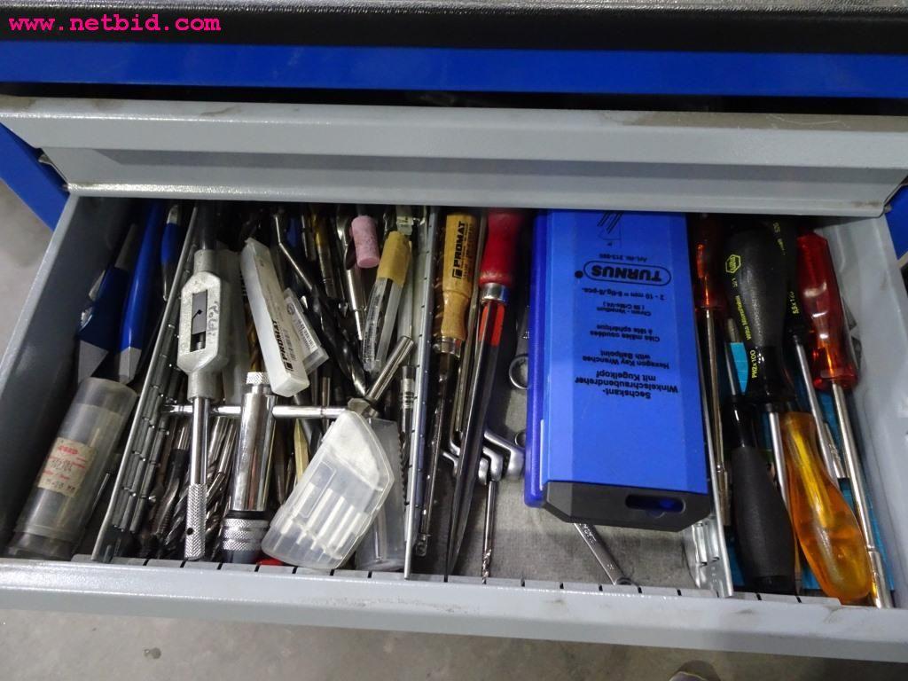 Fahrzeuge und gepflegte Betriebsausstattung-3