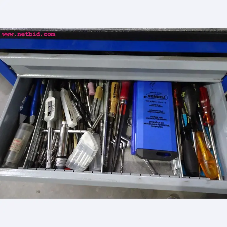 Fahrzeuge und gepflegte Betriebsausstattung-3