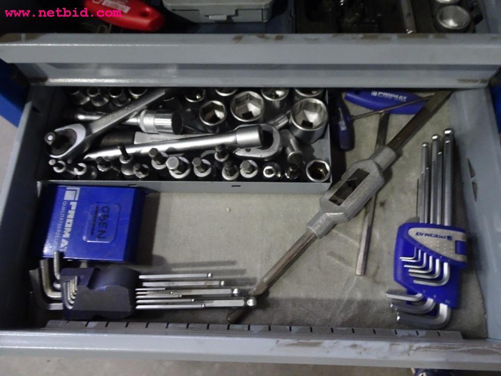 Fahrzeuge und gepflegte Betriebsausstattung-4