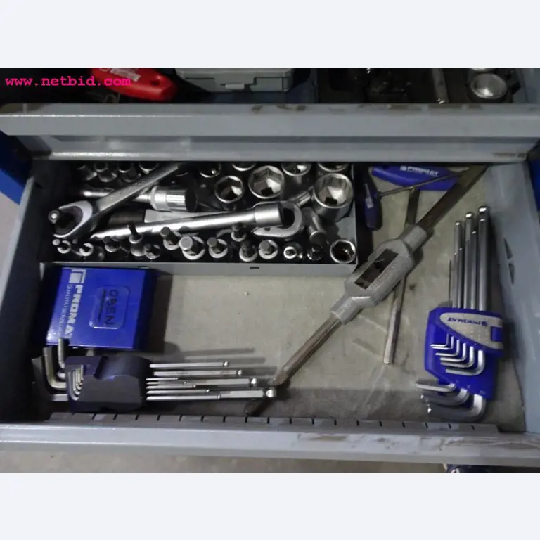 Fahrzeuge und gepflegte Betriebsausstattung-4