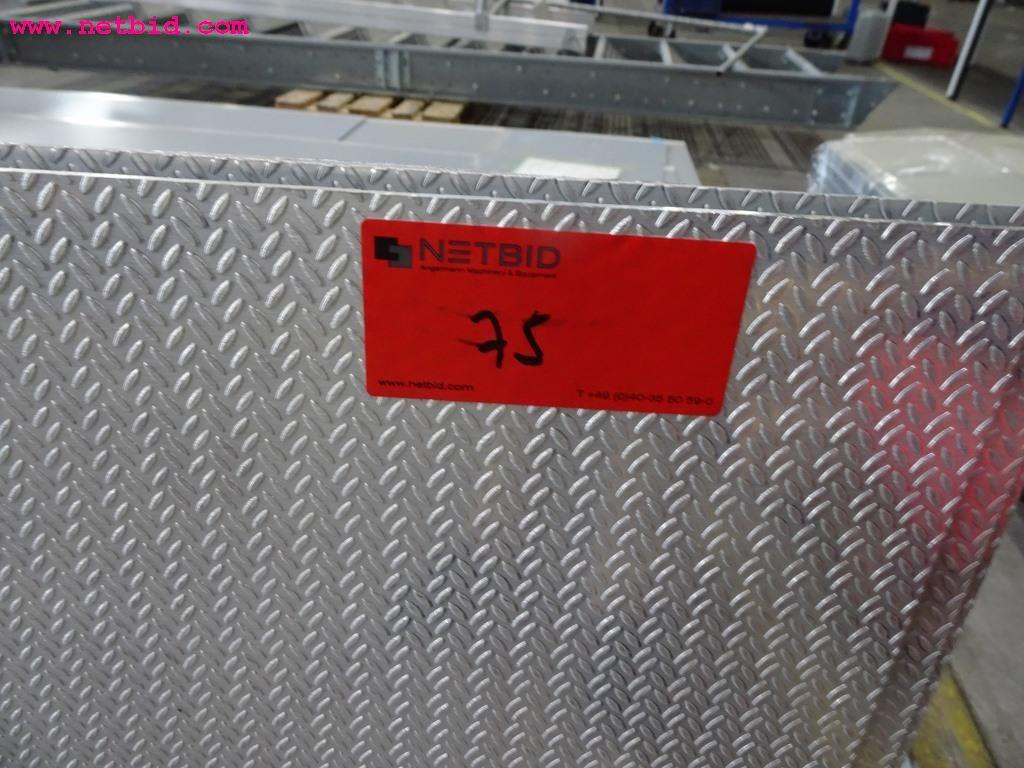 Veículos e equipamento operacional bem conservado-4