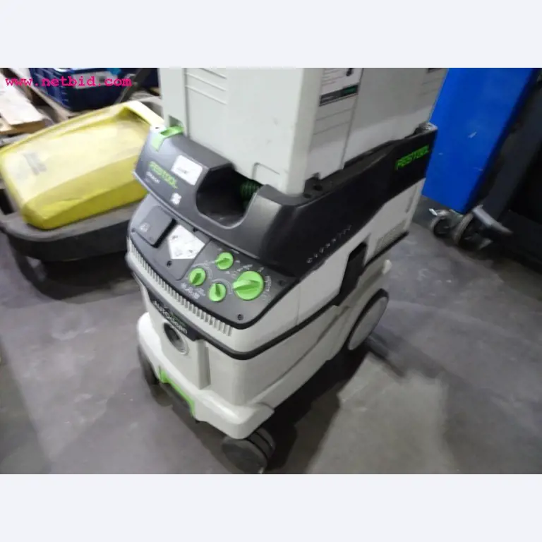 Veículos e equipamento operacional bem conservado-1