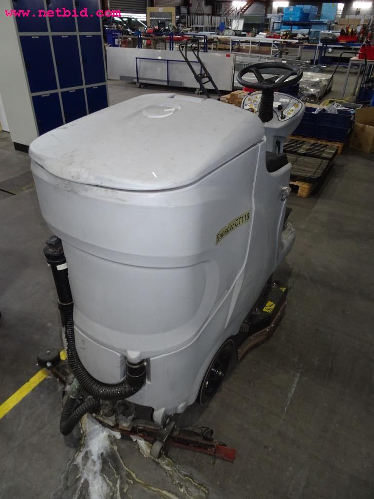 Veículos e equipamento operacional bem conservado-3