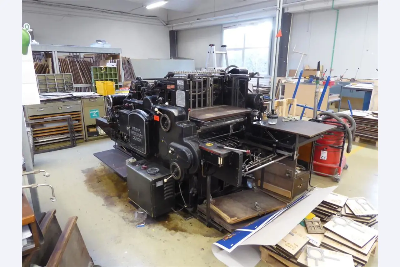 Tiskanje prikazovalnikov, izdelava prikazovalnikov, nadaljnja obdelava kartonske embalaže-1