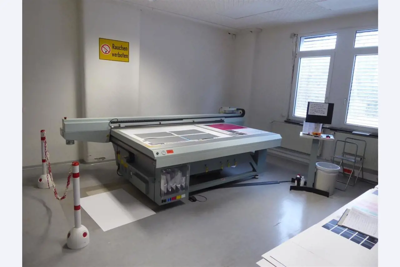 Impressão de ecrãs, produção de ecrãs, tratamento posterior de embalagens de cartão-1