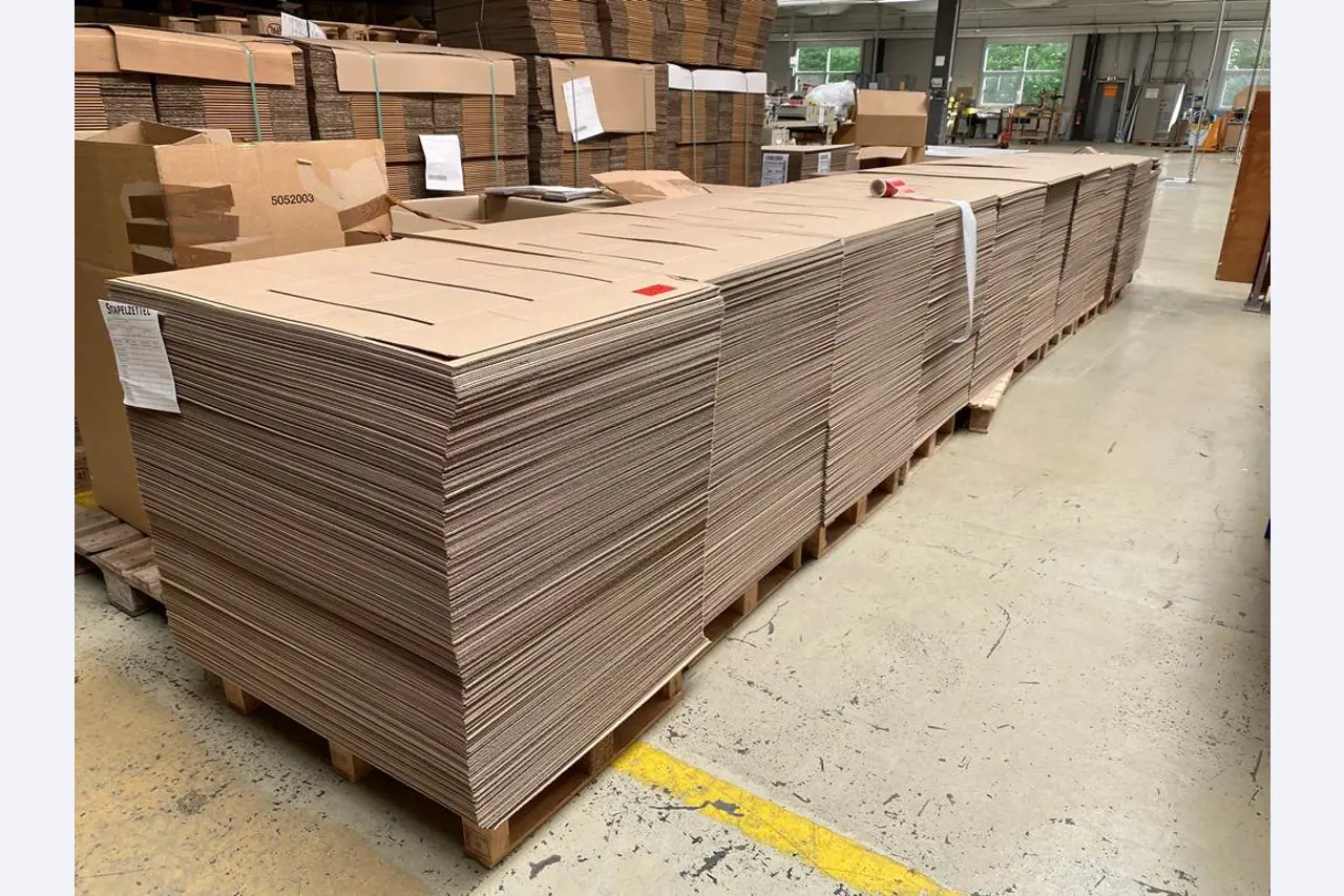 Impressão de ecrãs, produção de ecrãs, tratamento posterior de embalagens de cartão-1