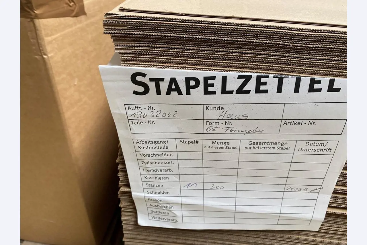 Impressão de ecrãs, produção de ecrãs, tratamento posterior de embalagens de cartão-2