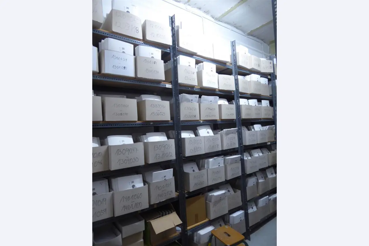 Impresión de expositores, producción de expositores, tratamiento posterior de envases de cartón-1