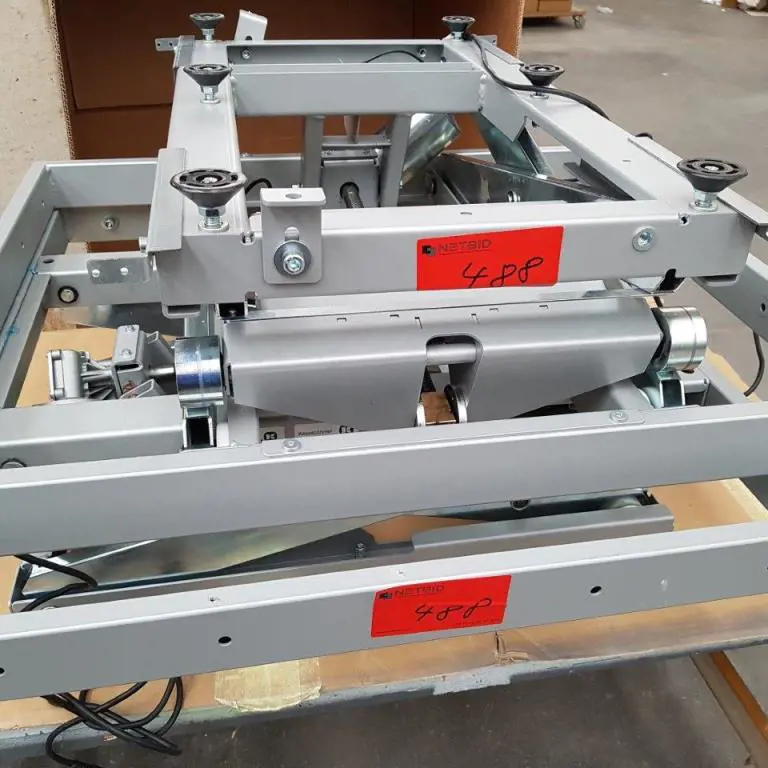 2 Electric-hydraulic scissor lift tables Kesseböhmer