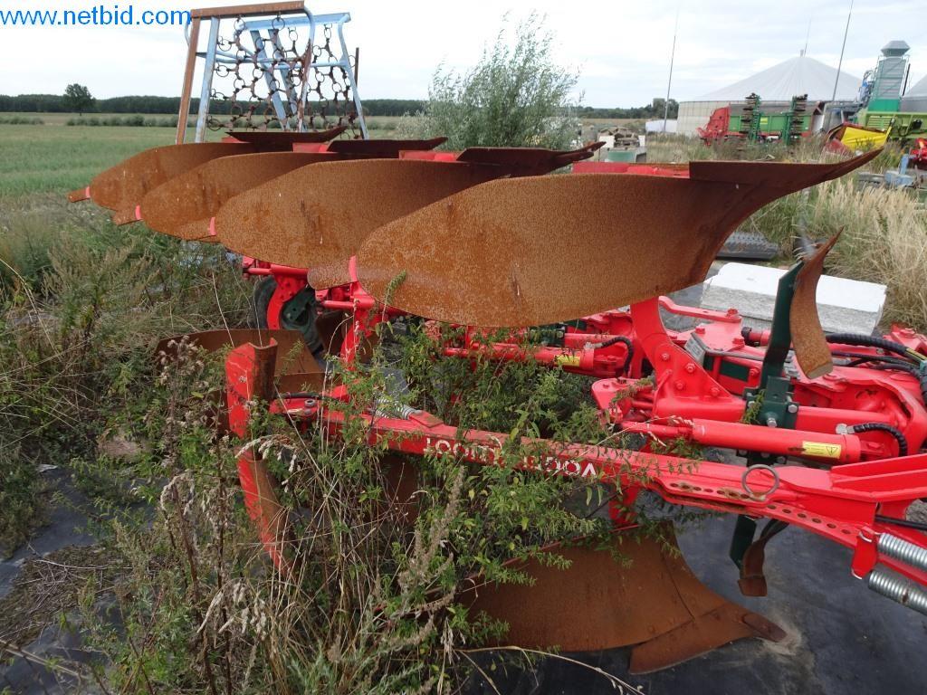 Gepflegte Maschinen aus der Landwirtschaft-3