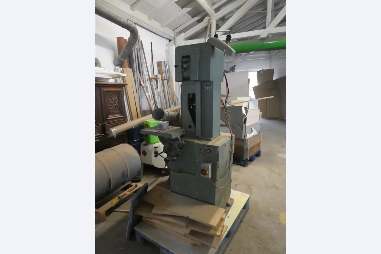 Goed onderhouden machines voor meubelproductie-1
