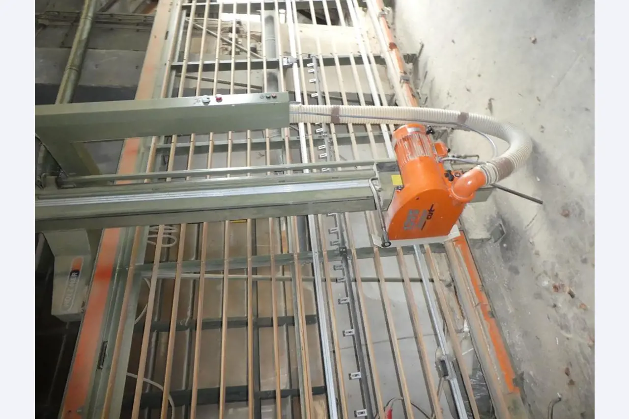 máquina bien mantenida del sector de la construcción de muebles-2