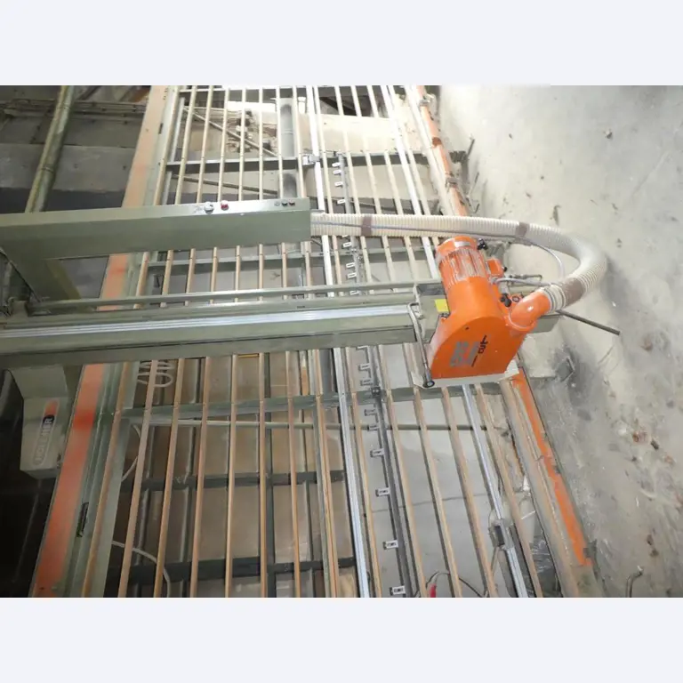 máquina bien mantenida del sector de la construcción de muebles-2
