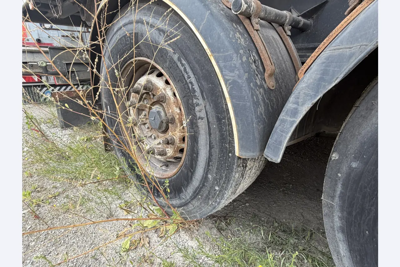 různá vozidla/nákladní automobily a různé BGA-9