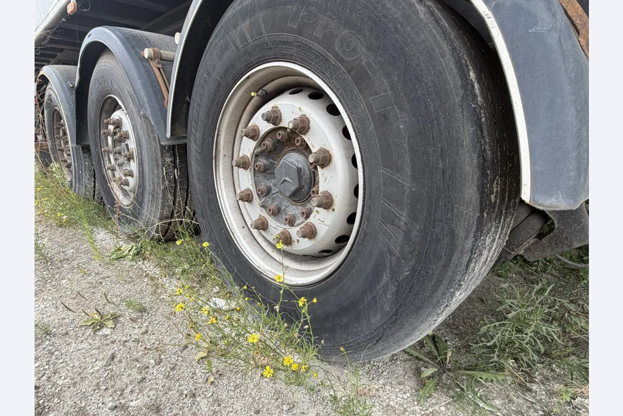 různá vozidla/nákladní automobily a různé BGA-7