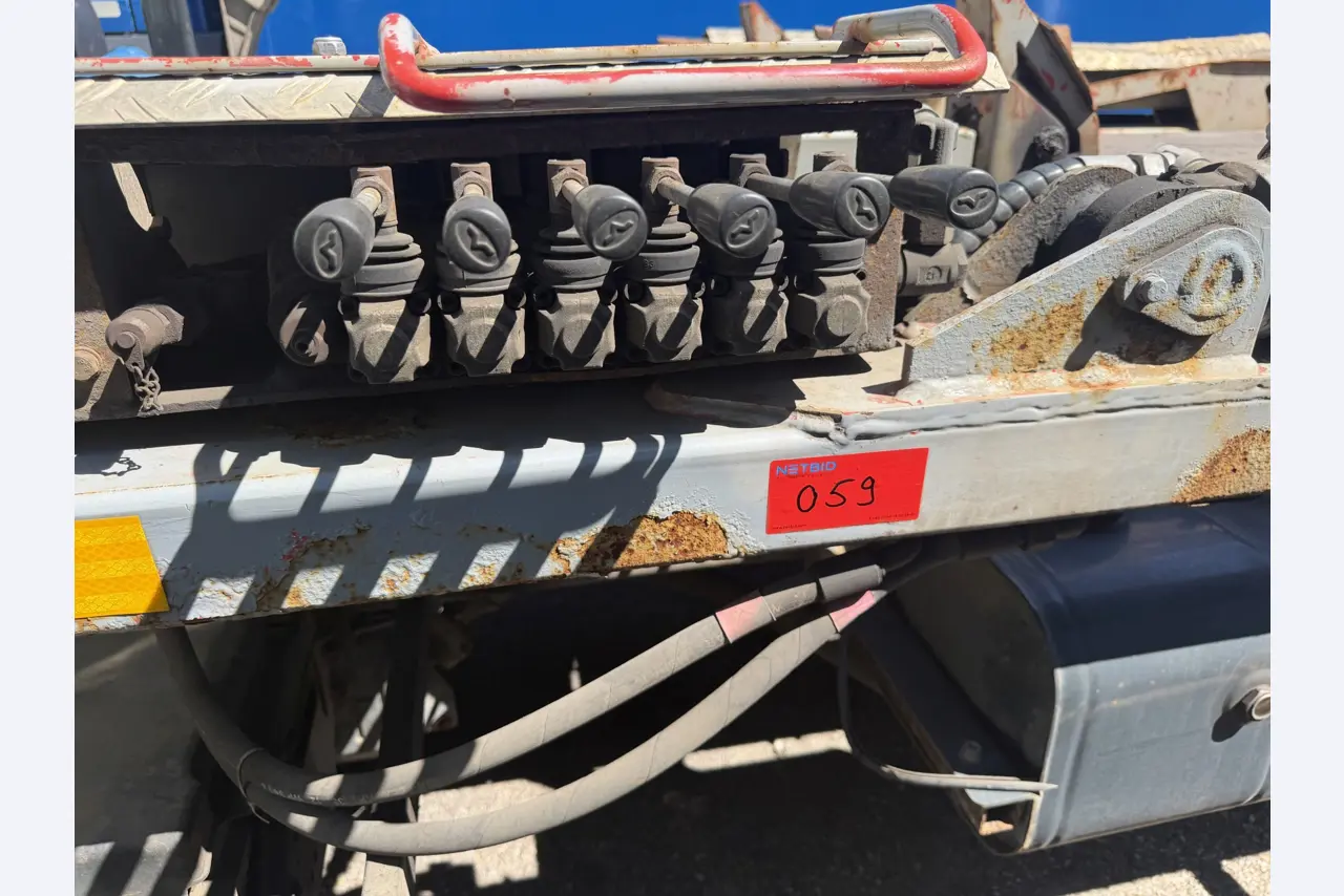 různá vozidla/nákladní automobily a různé BGA-2