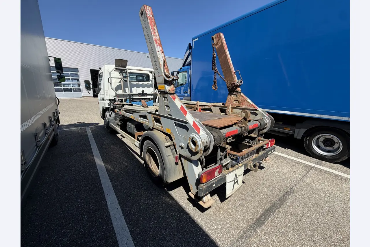 různá vozidla/nákladní automobily a různé BGA-4