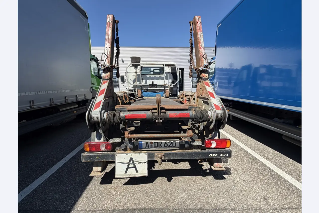 různá vozidla/nákladní automobily a různé BGA-5