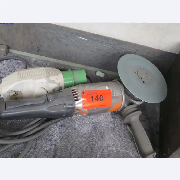 Máquinas para trabajar la chapa, equipos de soldadura, mesas de soldadura, equipos de fábrica y de oficina en buen estado de mantenimiento.-1