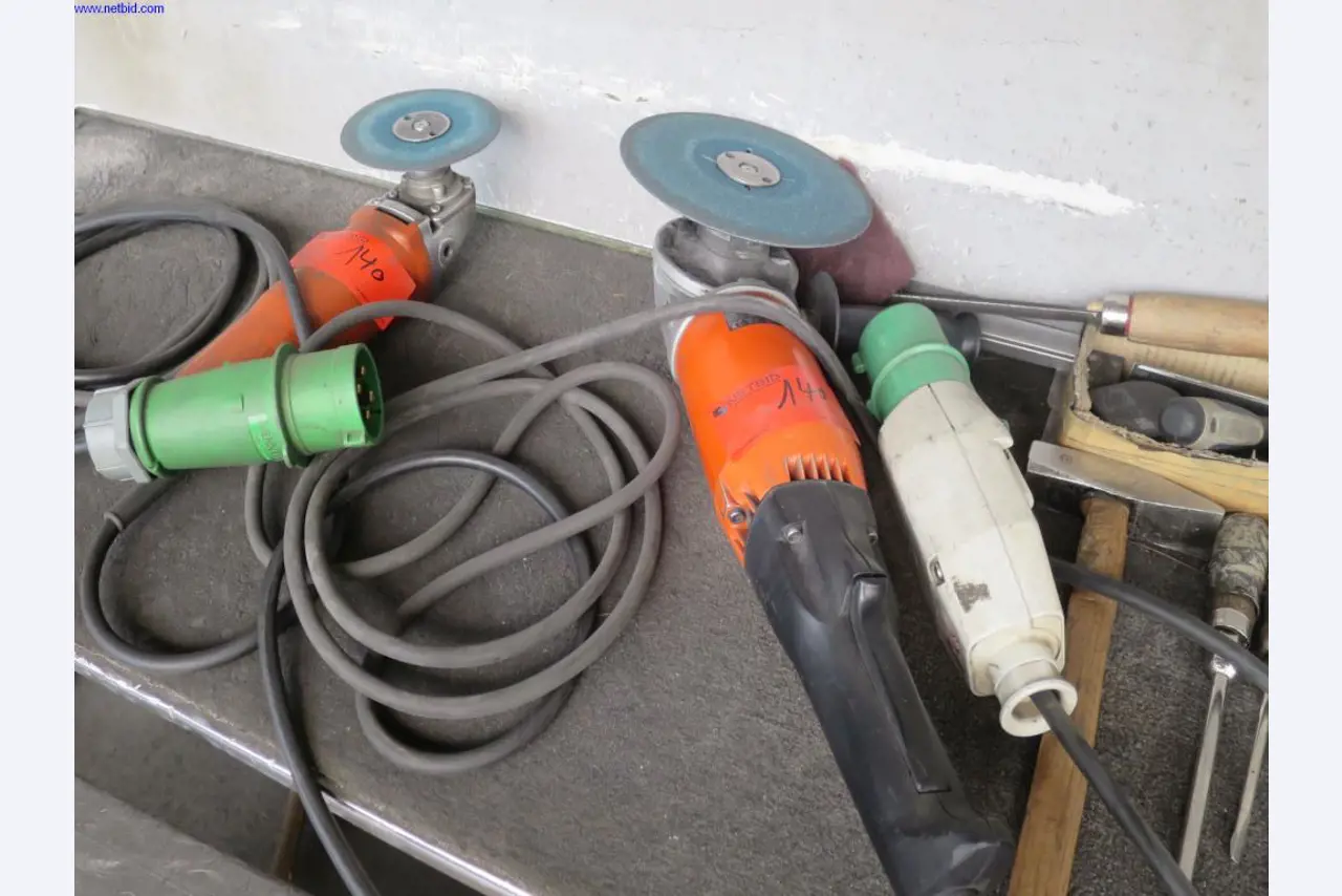 Máquinas para trabajar la chapa, equipos de soldadura, mesas de soldadura, equipos de fábrica y de oficina en buen estado de mantenimiento.-2