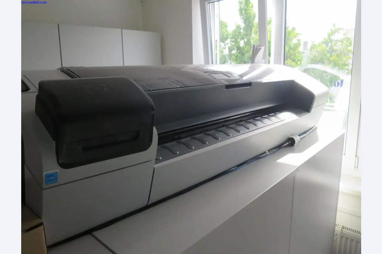 Máquinas para trabajar la chapa, equipos de soldadura, mesas de soldadura, equipos de fábrica y de oficina en buen estado de mantenimiento.-1