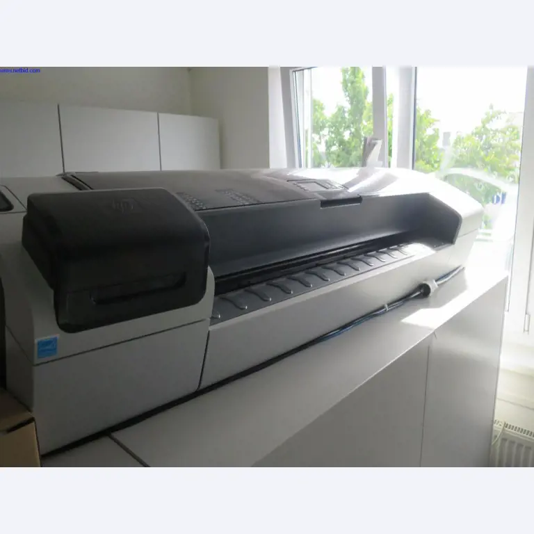 Máquinas para trabajar la chapa, equipos de soldadura, mesas de soldadura, equipos de fábrica y de oficina en buen estado de mantenimiento.-1