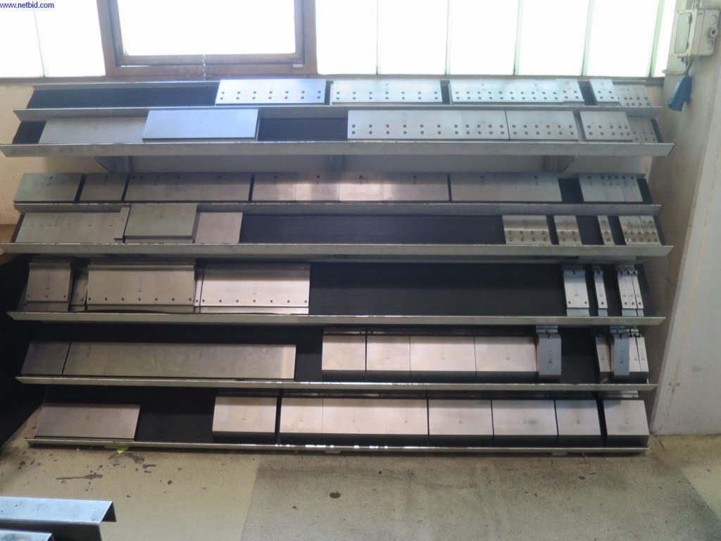 Dobrze utrzymane maszyny do obróbki blachy, sprzęt spawalniczy, stoły spawalnicze, wyposażenie fabryczne i biurowe-5