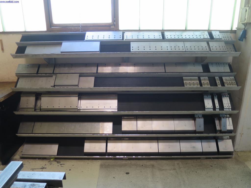 Dobrze utrzymane maszyny do obróbki blachy, sprzęt spawalniczy, stoły spawalnicze, wyposażenie fabryczne i biurowe-7