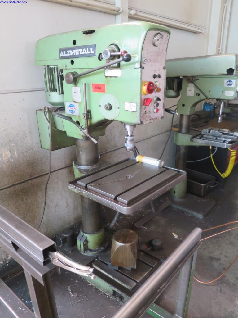 Dobrze utrzymane maszyny do obróbki blachy, sprzęt spawalniczy, stoły spawalnicze, wyposażenie fabryczne i biurowe-1