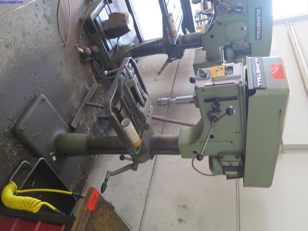 Máquinas para trabalhar chapas metálicas, equipamento de soldadura, mesas de soldadura, equipamento de fábrica e de escritório bem conservados-1