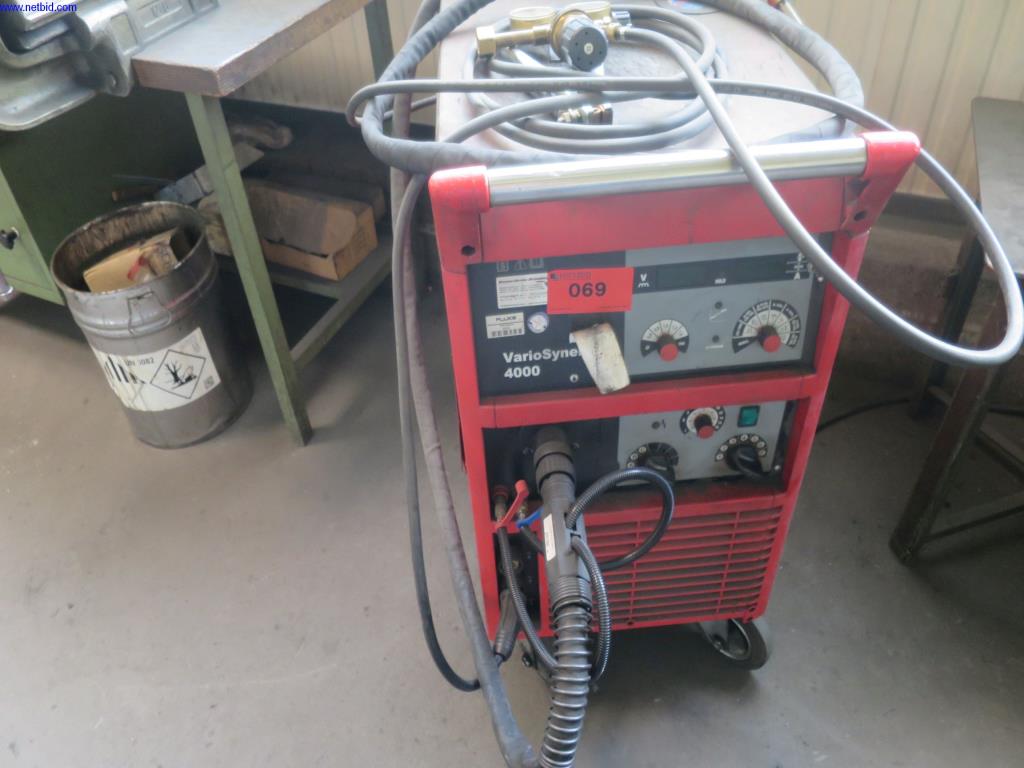 Máquinas para trabalhar chapas metálicas, equipamento de soldadura, mesas de soldadura, equipamento de fábrica e de escritório bem conservados-1