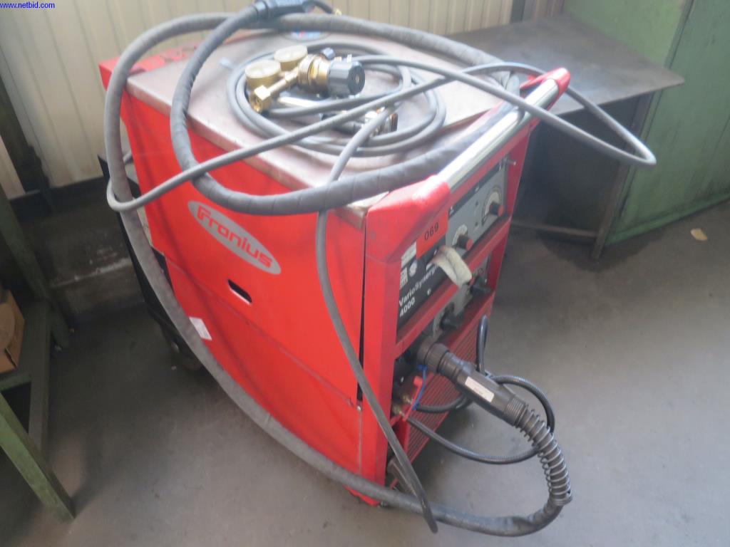 Máquinas para trabalhar chapas metálicas, equipamento de soldadura, mesas de soldadura, equipamento de fábrica e de escritório bem conservados-2