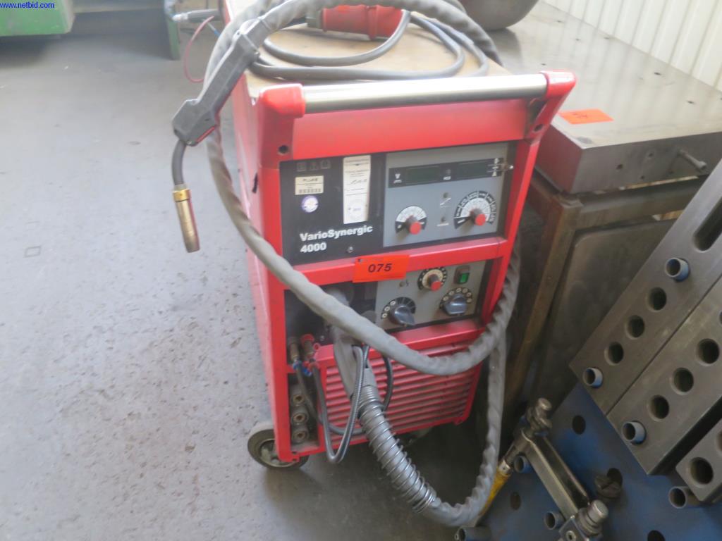 Máquinas para trabalhar chapas metálicas, equipamento de soldadura, mesas de soldadura, equipamento de fábrica e de escritório bem conservados-1