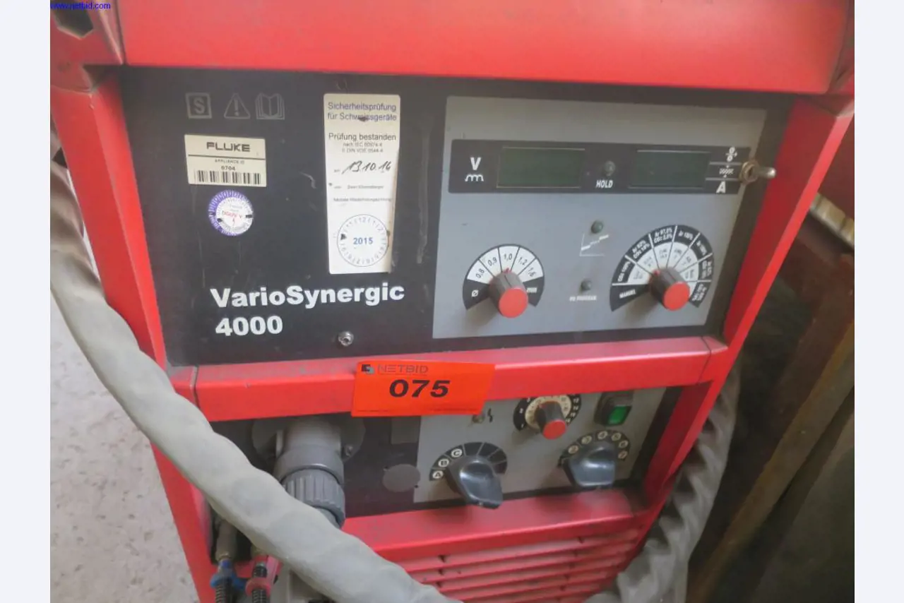 Dobrze utrzymane maszyny do obróbki blachy, sprzęt spawalniczy, stoły spawalnicze, wyposażenie fabryczne i biurowe-2