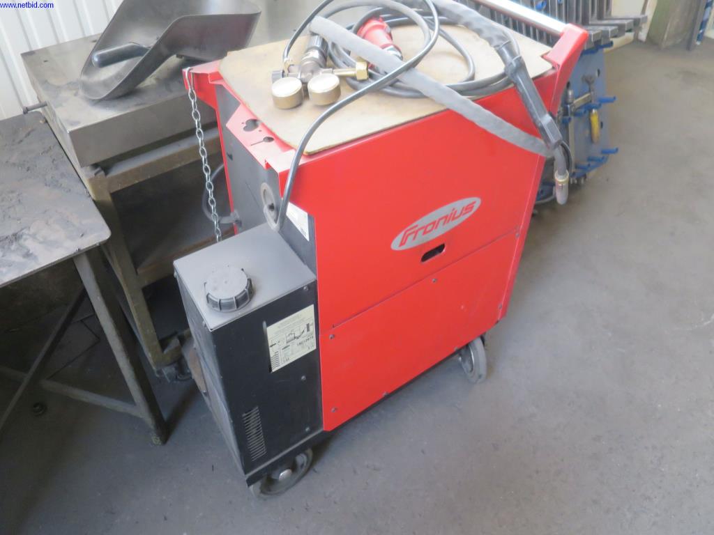 Máquinas para trabalhar chapas metálicas, equipamento de soldadura, mesas de soldadura, equipamento de fábrica e de escritório bem conservados-4