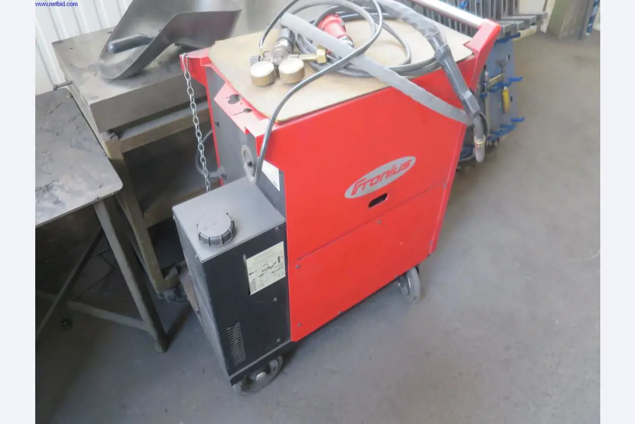 Dobrze utrzymane maszyny do obróbki blachy, sprzęt spawalniczy, stoły spawalnicze, wyposażenie fabryczne i biurowe-4