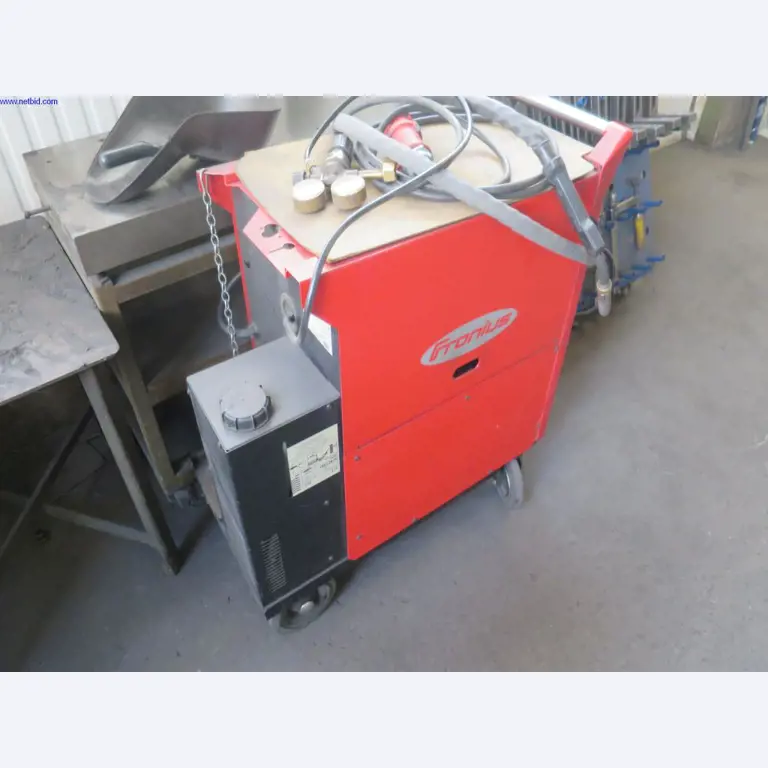 Dobrze utrzymane maszyny do obróbki blachy, sprzęt spawalniczy, stoły spawalnicze, wyposażenie fabryczne i biurowe-4