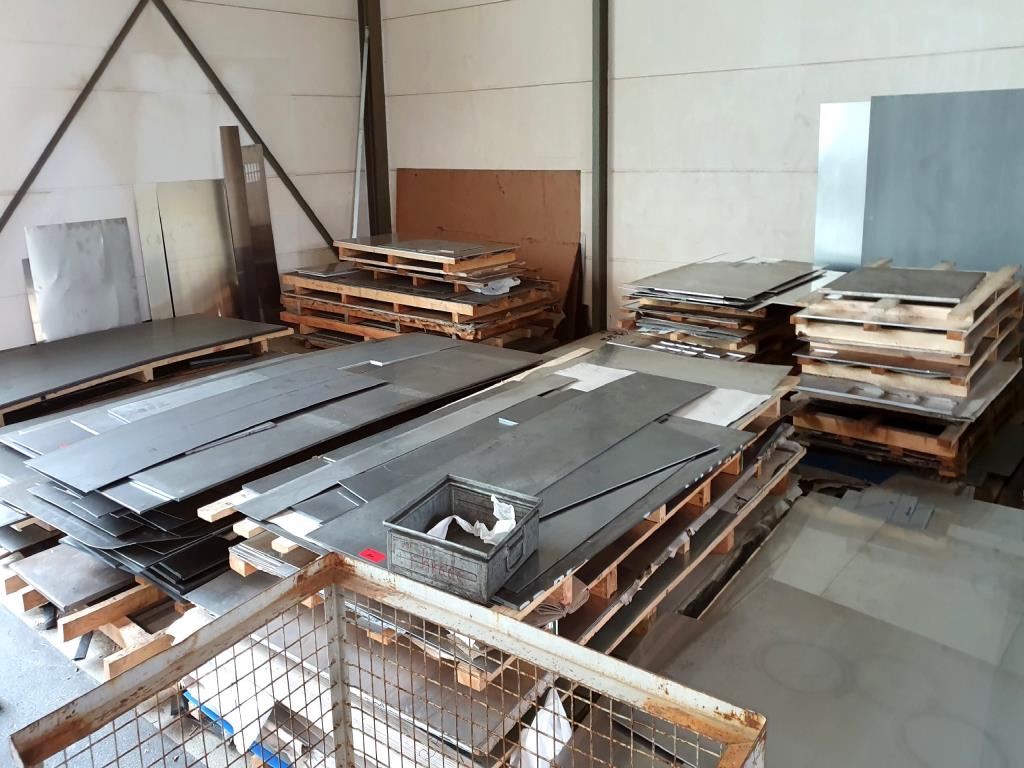 Dobře udržované stroje na zpracování plechu, svařovací zařízení, svařovací stoly, vybavení továrny a kanceláře.-2