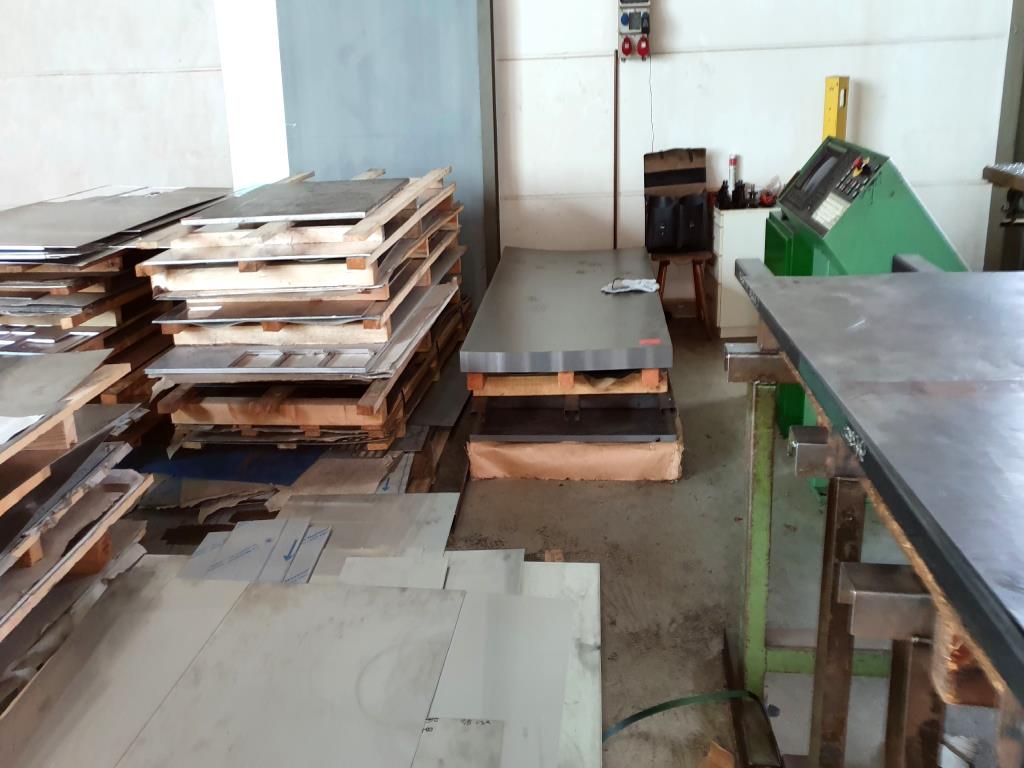 Dobře udržované stroje na zpracování plechu, svařovací zařízení, svařovací stoly, vybavení továrny a kanceláře.-3