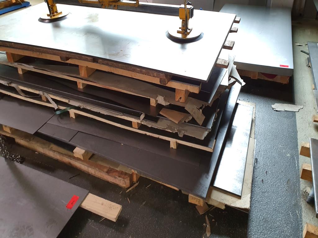 Dobře udržované stroje na zpracování plechu, svařovací zařízení, svařovací stoly, vybavení továrny a kanceláře.-4