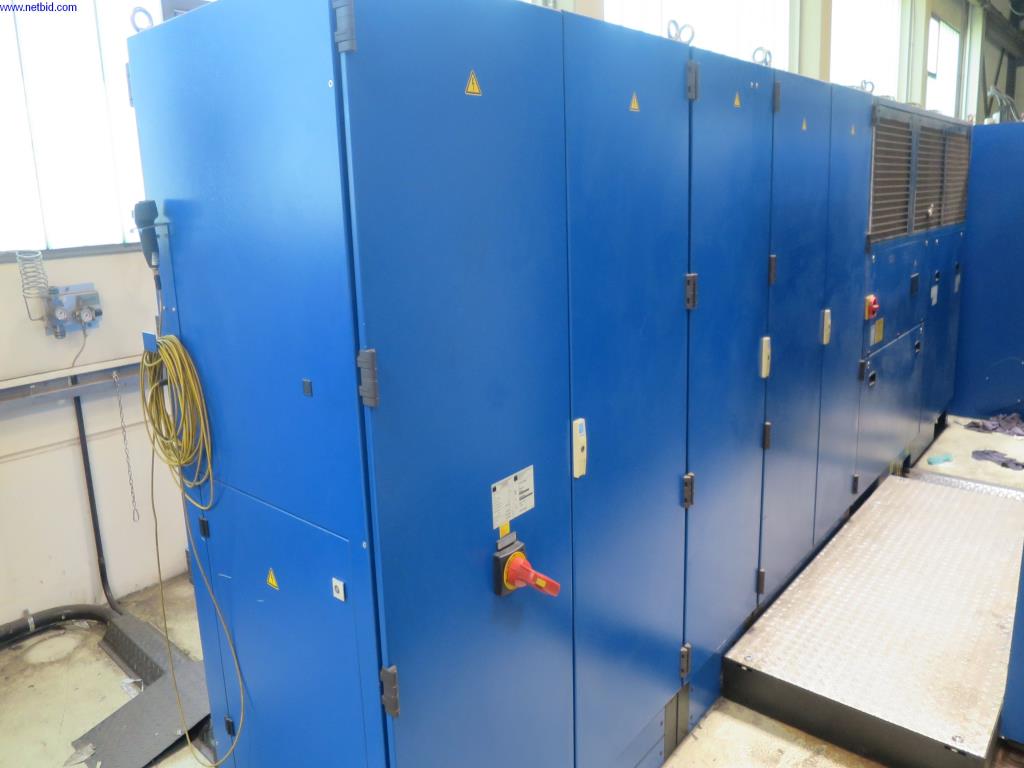 Dobře udržované stroje na zpracování plechu, svařovací zařízení, svařovací stoly, vybavení továrny a kanceláře.-11