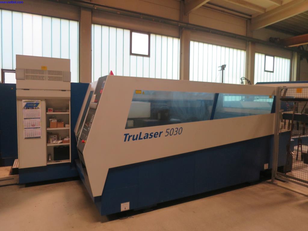 Dobře udržované stroje na zpracování plechu, svařovací zařízení, svařovací stoly, vybavení továrny a kanceláře.-2