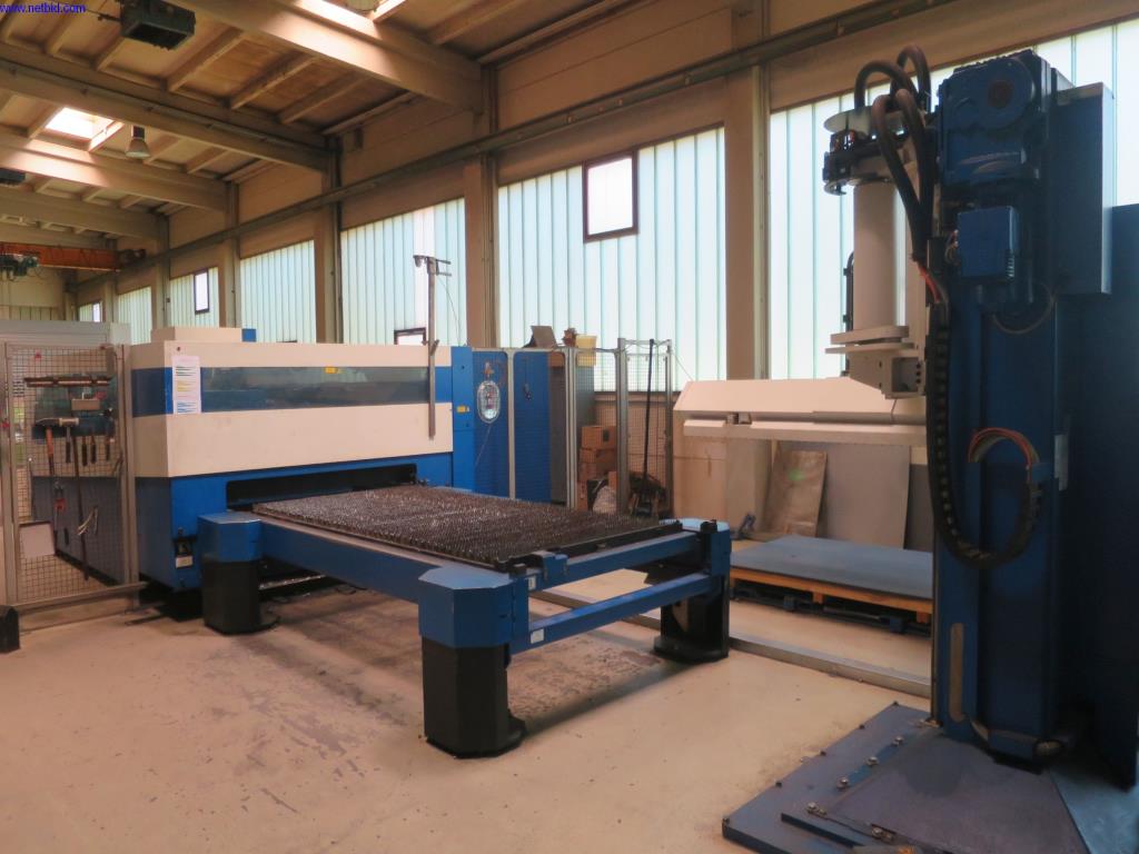 Dobře udržované stroje na zpracování plechu, svařovací zařízení, svařovací stoly, vybavení továrny a kanceláře.-5