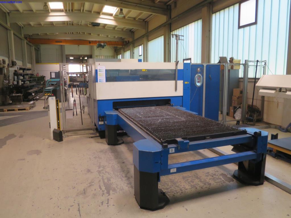 Dobře udržované stroje na zpracování plechu, svařovací zařízení, svařovací stoly, vybavení továrny a kanceláře.-6