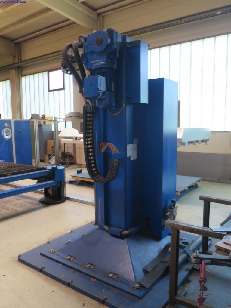 Dobře udržované stroje na zpracování plechu, svařovací zařízení, svařovací stoly, vybavení továrny a kanceláře.-7