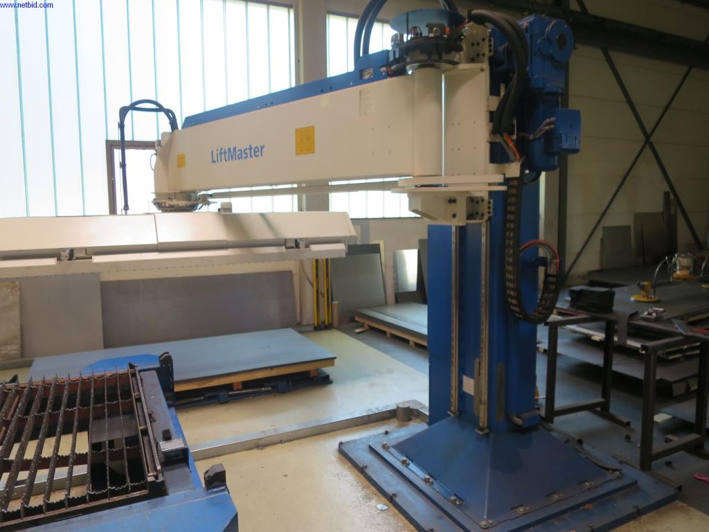 Dobře udržované stroje na zpracování plechu, svařovací zařízení, svařovací stoly, vybavení továrny a kanceláře.-8