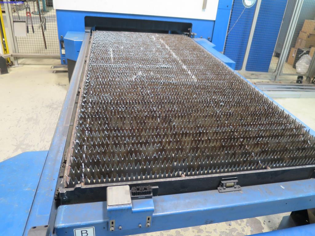 Dobře udržované stroje na zpracování plechu, svařovací zařízení, svařovací stoly, vybavení továrny a kanceláře.-9