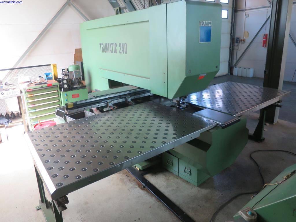 gepflegte Blechbearbeitungsmaschinen, Schweißgeräte, Schweißtische, Betriebs- und Geschäftsausstattung -5